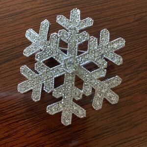 SNOWFLAKE faux diamond pin.